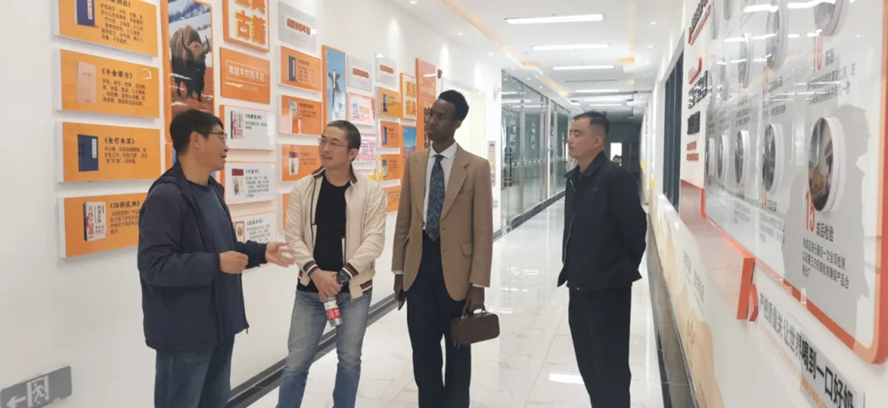 Camel bells echo, mountains and seas travel together | Somali customers visit Bart Dairy for inspection and exchange